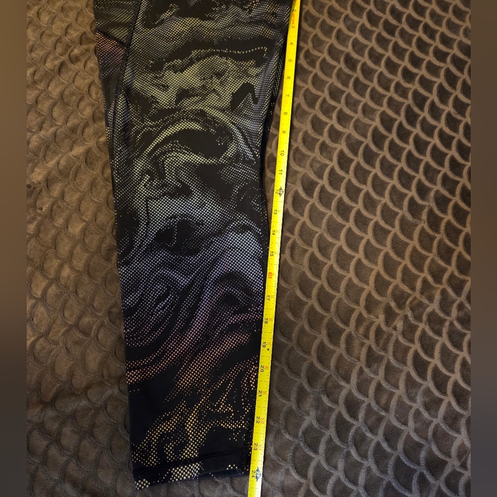 G384. Athleta Lightning Reflective 7/8 Tight in Swirl Reflective Black - Size L - Picture 8 of 12